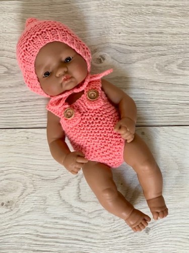 ubranko-dziergane-z-wloczki-dla-lalki-miniland-32-cm-body-czapka-begonia-cookids-3.jpeg