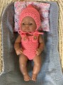 ubranko-dziergane-z-wloczki-dla-lalki-miniland-32-cm-body-czapka-begonia-cookids-2.jpeg
