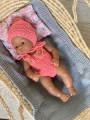ubranko-dziergane-z-wloczki-dla-lalki-miniland-32-cm-body-czapka-begonia-cookids.jpeg