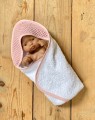 recznik-dla-lalki-miniland-32-cm-z-kapturkiem-bialy-z-rozowym-wafelkiem.jpeg