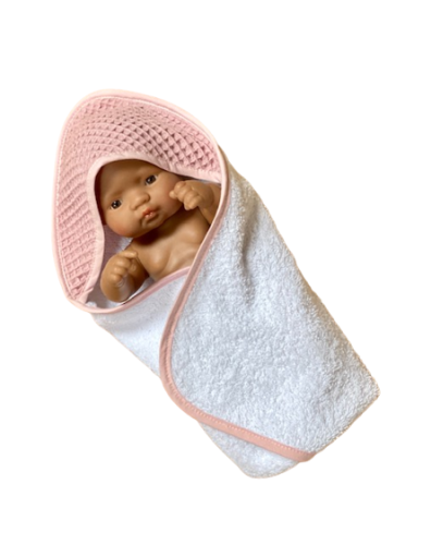 recznik-dla-lalki-miniland-32-cm-z-kapturkiem-bialy-z-rozowym-wafelkiem-removebg-preview.png