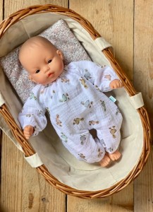 Cookids Muślinowa piżamka dla lalki Miniland 32 cm z miękkim brzuchem biała  w kaczuszki