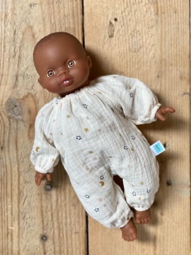 ubranko-dla-lalki-minikane-28-cm-z-miekkim-brzuchem-pizamka-muslinowa-w-gwiazdki-kremowa-cookids.jpeg