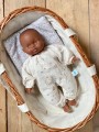 ubranko-dla-lalki-minikane-28-cm-z-miekkim-brzuchem-pizamka-muslinowa-w-gwiazdki-kremowa-cookids-4.jpeg