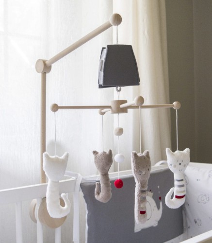 Kot Ferry – karuzela do łóżeczka z obrotową pozytywką-muzpony.jpg