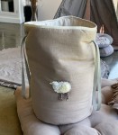 Muzpony Lniany Zakątek – kosz na zabawki z owieczką L Toupe