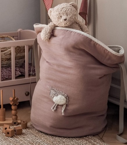 Lniany Zakątek – kosz na zabawki z owieczką L Rose-muzpony.jpg