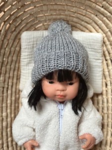 Cookids Czapka z pomponem z włóczki dla lalki Paolla Reina,  Minikane 34 cm - szara