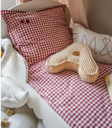 Pościel w kratę w kolorze czerwonym z haftowana aplikacją w kształcie wisienki -3.jpg