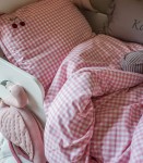 Pościel w kratę w kolorze różowym z haftowana aplikacją w kształcie wisienki | poszewki 150×200,50×60 cm Muzpony