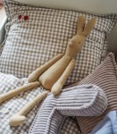 Pościel w kratę w kolorze szarym z haftowana aplikacją w kształcie wisienki | poszewki 150×200,50×60 cm Muzpony 